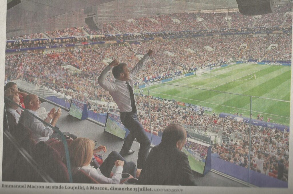 El presidente Emmanuel Macron en el estadio de la final celebrando el primer gol de Francia